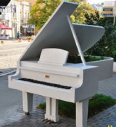 <div class="wekend_msg">weekend</div>Білий рояль сьогодні заграє у Черкасах
