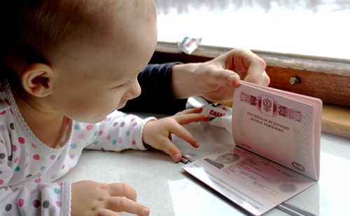 В закордонні паспорти батьків більше не вноситимуть дитячі дані 